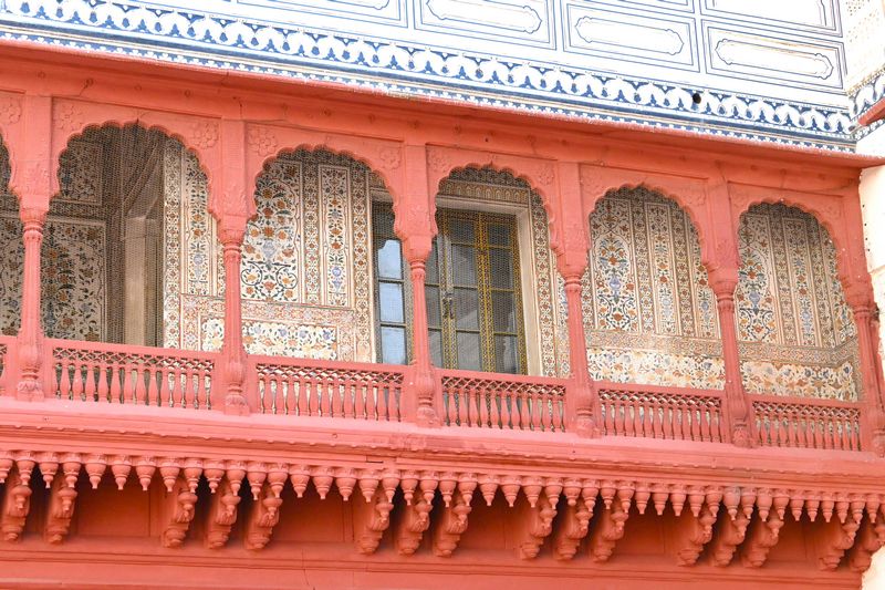 Intricately carved balconies, jharokhas and Decorative latticework windows at the Junagarh Fort, Bikaner Blog by The Kid Who Travelled.