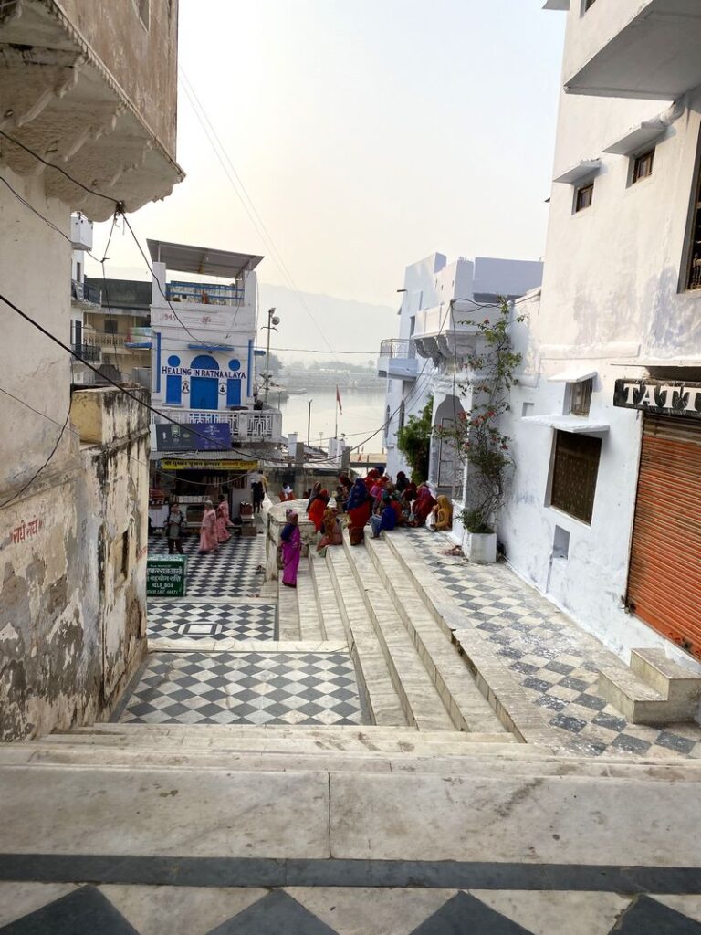 Pilgrims gathering at famous ghat in Pushkar Lake Rajasthan, Pushkar blog by The Kid Who Travelled