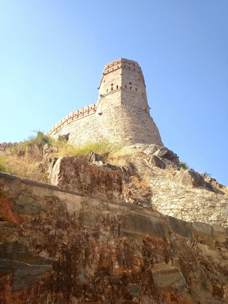 View of the extensive fortifications of Kumbhalgarh Fort, with its sturdy stone walls and watchtowers, Rajasthan blog by The Kid Who Travelled.