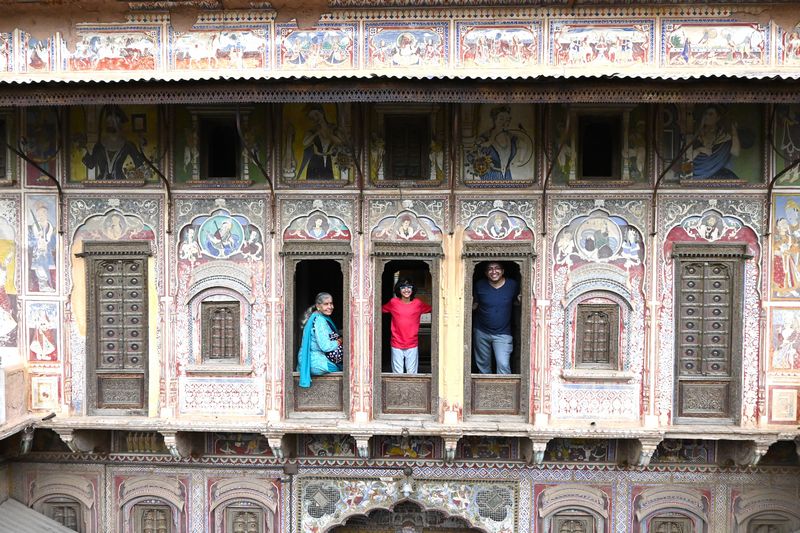 Over 100-year-old frescos depicting Hindu mythological scenes as well as mughal art on the walls of a haveli in Nawalgarh, Rajasthan, Shekhawati blog by The Kid Who Travelled.